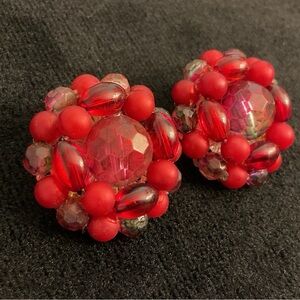 VTG Signed KARU arts inc. Ruby Red Cluster Beaded Clip-On Earrings Fashion